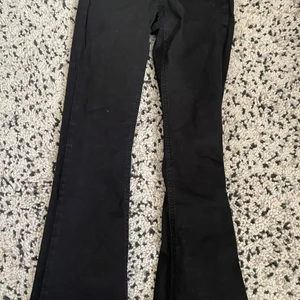 Gina jeans  - Ett par Utsvängda svarta jeans älskar de men kommer inte till andväning längre 