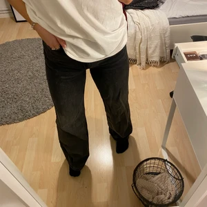 Jeans - Gråa jeans från monki, yoko modell, str 27, 120kr +frakt