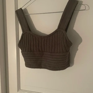 Cashmire topp från Zara. - Slutsåld snygg cashmire topp från zara som är perfekt om man ska ut eller bara med en snygg jacka över. 