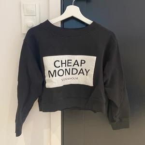 Croppad Cheap Monday tröja - Lös passform, storlek XS, lite kortare armar. Skickar spårbart, köpare står för frakt