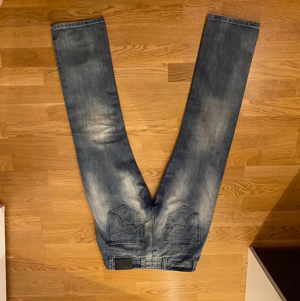 Ett par skit feta jeans med as fet wash på dom men inte direkt min fit. Sitter perfekt längds mässigt på mig som är 188.5 /189. (Privat för fler frågor & Funderingar). Jeans & Byxor.
