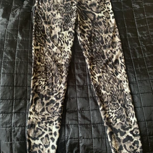 Pants  - Tajts djurmönstrat i skönt mjukt material 