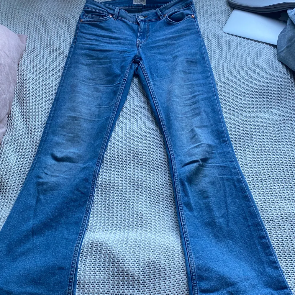 Karen bootcut jeans från Lindex. De är i stretchigt material och mid waist. De är använda fåtal gånger. Sitter bra på mig som bär storlek S. Frakten kostar 79 kr ❤️. Jeans & Byxor.
