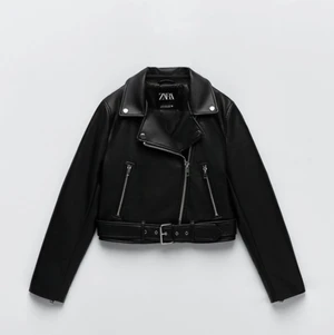 bikerjacka - bikerjacka med avtagbart bälte från zara (inte äkta skinn). säljs i mycket bra skick, finns inga tecken på slitningar någonstans. går fortfarande att hitta på zaras hemsida för 559kr. stl: S. pris: 300kr, frakt tillkommer.