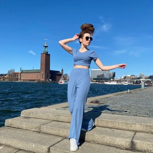 Blå kostym M size - Fantastisk NY blå kostym. Den outfit kommer att vara perfekt för sommarvandringar. Kostym består av en crop top och långa byxor. Bra textil (bomull). Passar kvinnor som är från 165cm till 175cm långa.
