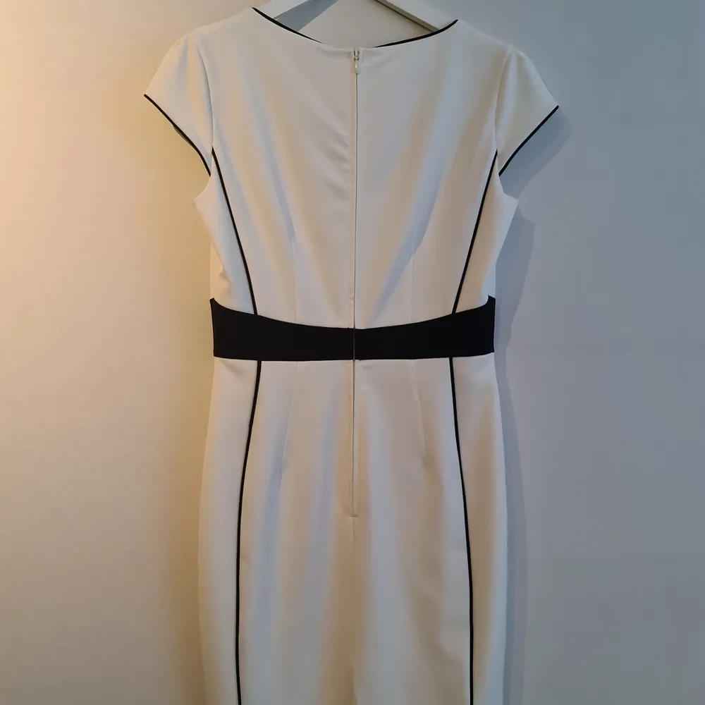 Säljer en vit/svart klänning från H&M som aldrig har använts. . Klänningar.