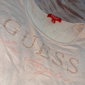 guess tröja - tröja från guess köpt 2020 tror jag, är en xs men sitter lite stort den är helt oanvänd bara testat 