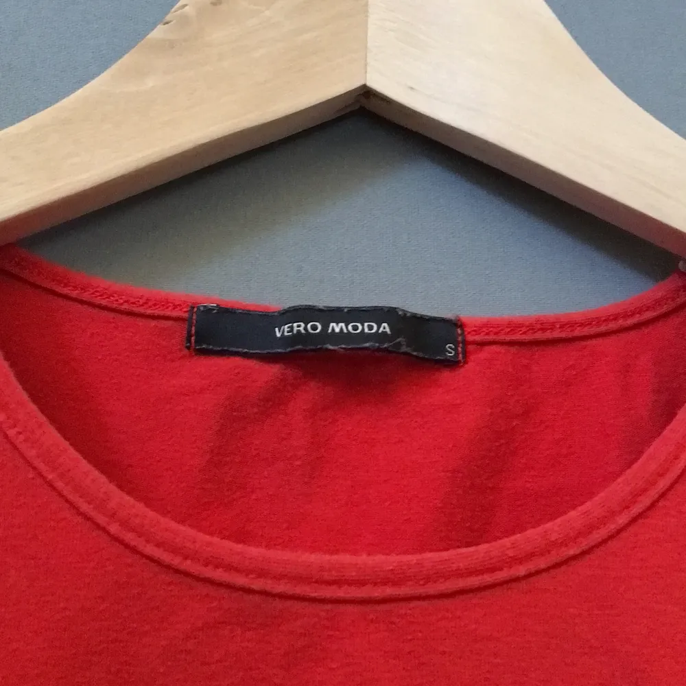 Röd tröja med roligt tryck från Vero Moda. Storlek S ❤️ (Säljer en till på min sida). T-shirts.