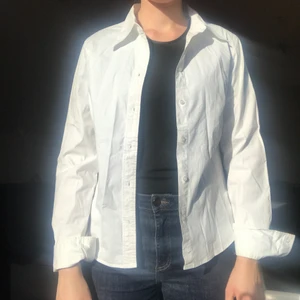 Vit skjorta - Vit skjorta helt felfri från nopprar, hål o smuts. Materialet är ganska stretchigt o är lagom figursydd. Strl 38/40 märke Sisters   69kr plus frakt eftersom den är i väldigt fint skick #skjorta