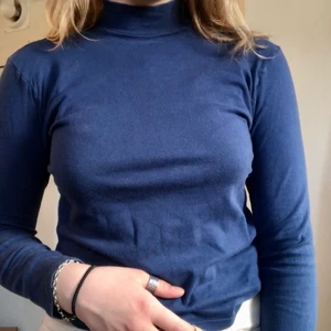 Turtle neck från humana  - Sjukt mjuk kan ha under t-shirt.