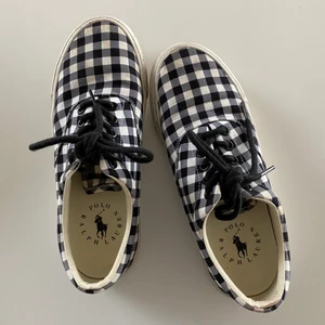 Ralph Lauren rutiga skor. - Säljer dessa coola och belväma rutiga skor. Se skick på bilden. Inga övriga skador. Storlek 37.5. Bud från 100kr