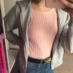 ljusrosa ribbad linne - köpt på h&m för 100kr och säljs nu för 65. använd ofta när den var ny men har inte används på ett tag. passar även storlek M