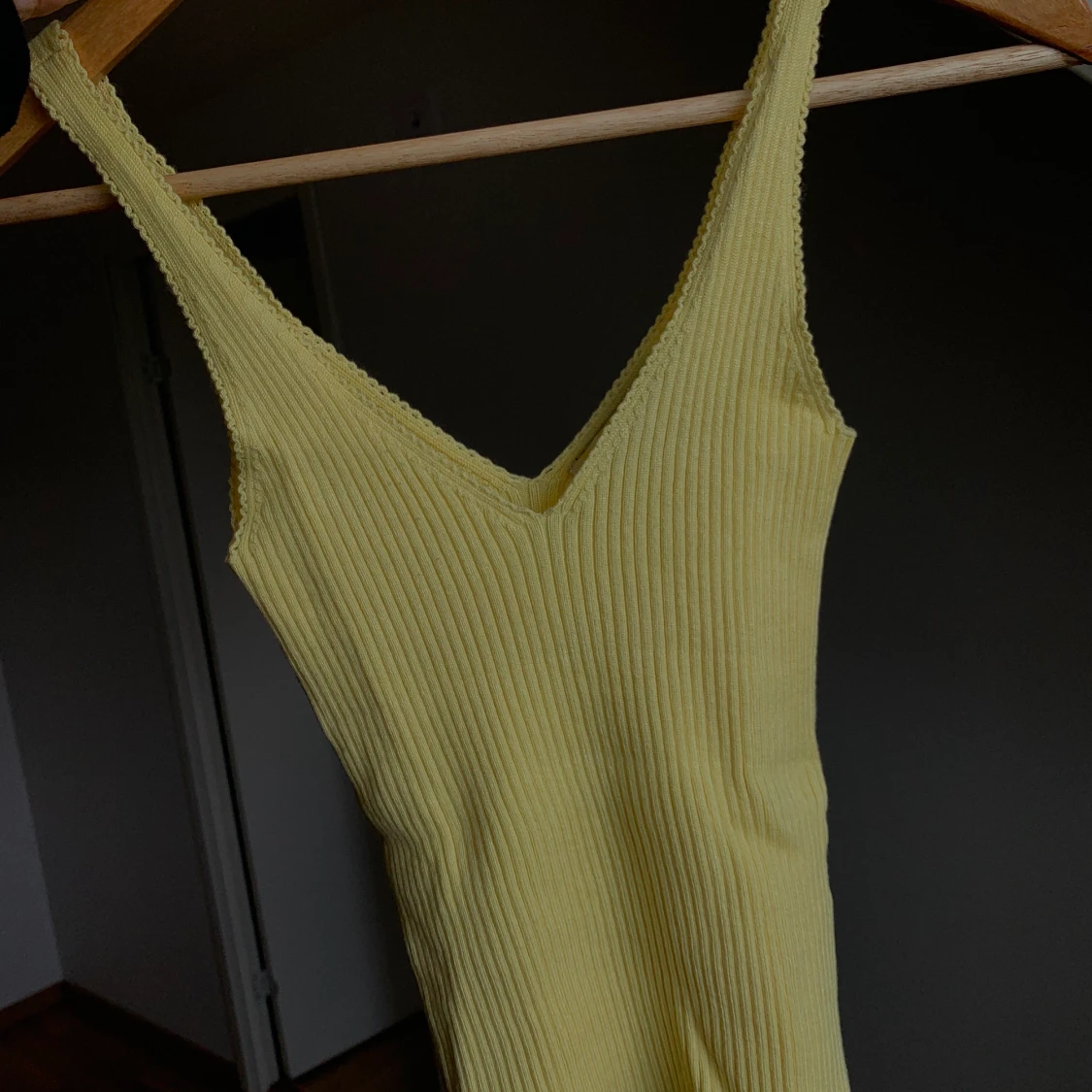 Gul V-ringad topp   - 90