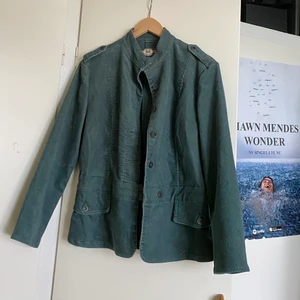 Vintage jacka  - Säljer denna super snygga vintage jackan i en otroligt härlig grön/blå färg! Den är i storlek 40 men passar mig som vanligtvis är en  M, skulle säga att den passar XS-M beroende hur man vill att den ska sitta! Jackan är i super fint skick och har inga defekter. Hör av dig vid eventuella frågor, pris kan diskuteras💓💓