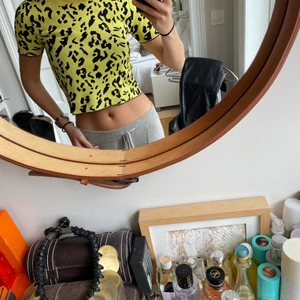 Leopardmönstrad Zara topp - Jag säljer denna fina topp från zara i storlek M men passar galant för en S. Den är i superfint skick och är superbekväm. Dock använder jag aldrig den längre och tror den skulle kunna komma till användning på någon annan. Jag är 175 cm lång. Den finns inte kvar på hemsidan så ni får gärna buda💕💕
