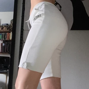 Esprit mjukis shorts - Mysiga vita shorts från Esprit i ett ribbat töjbart material viljket gör att de även passar er med M i storlek, har fickor på båda sidor. De är knappt använda och har inga defekter💕