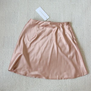 Oanvänd sidenkjol till pangpris - Aldrig använd sidenkjol från Chiquelle. Blekrosa färg, perfekt till sommarfina ben;) SÄLJES PGA RETURTIDEN GÅTT UT. NYPRIS 399kr - du får den för ett pangpris 