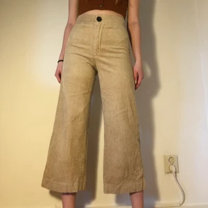 Manchesterbyxor Zara - Beigea manchesterbyxor från Zara i kort modell<3 Begangnade i superbra skick! Strl. XS