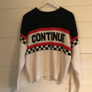 Stickad tröja med text  - Stickad tröja med text på framsidan. Har användt den en del men där finns inga hål eller att den är förstörd på något sätt, storlek XL men rätt liten i storleken så skulle säga L istället❣️ (jag är L i storlek och ni kan se hur den sitter på mig) 