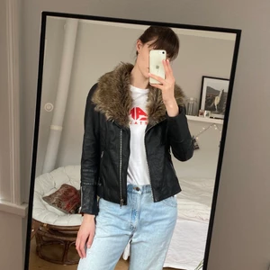 Skinnjacka Jofama by Kenza strl 40 - Klassisk skinnjacka från Jofama by Kenza med fejkpäls strl 40. Ganska liten i storleken, ses på en lång strl 38 på bilden. Fodrad. Välanvänd men i fint skick! Nypris 3490 kr. 