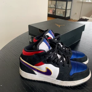 Jordans 1 mids - Säljer nu mina fina Jordans jag köpte på Plick för ca 2 månader sen💙 Säljer då jag inte fått mycket användning av de då de är för små. Jättefint skick, lite smutsig sula men för att ha ägts av två pers är det ingenting! Har kvar lådan och allt så att skorna skickas rätt och kan visa att de är äkta! 💙 Pris kan diskuteras