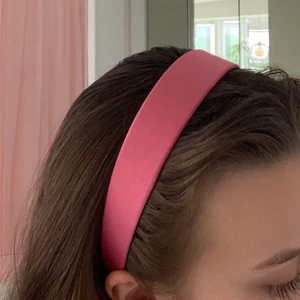 rosa diadem - Säljer detta rosa diadem då det inte kommer till användning. Har bara använt det en gång, så diademet är i bra skick. Köparen står för frakt💝💕💖