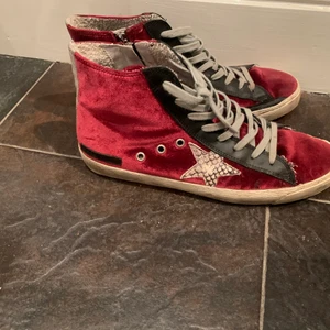 Golden goose - As coola & unika golden goose skor, super fin röd färg. Sparsamt andvända så de har inga defekter!Dom är i storlek 40 men passar bra på mig som har 39, man kan lägga i sula om de är lite stora!! Hör av dig vid intessse❤️kan gå ner i pris vid snabb affär
