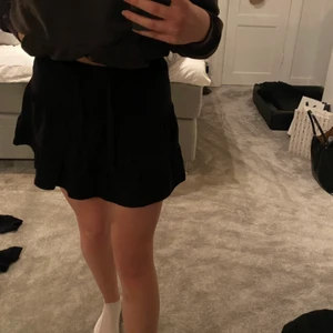 Trendig kjol - Säljer en svart supertrendig volang kjol från JC