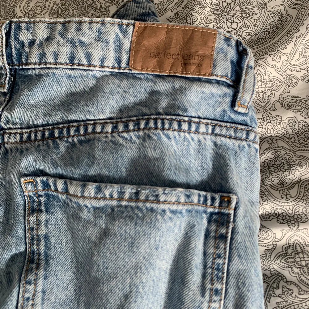 Ett par fina blå ”slitna” jeans från ginatricot som jag använt 3/4 gånger men dom är inte alls slitna. Dom är i storlek 40 men var lite tighta på mig som bär M.. Jeans & Byxor.