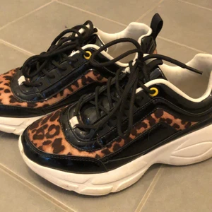 Leopard skor - Super fina, sköna, lätta leopard skor som är använda en säsong. 