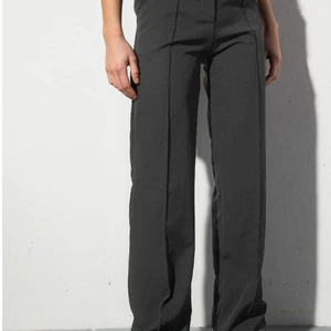 Kostymbyxor mad lady  - Sjukt fina långa kostymbyxor som är streschiga! Har aldrig använt dom enbart testat då passformen inte riktigt passade mig. Storlek S. 