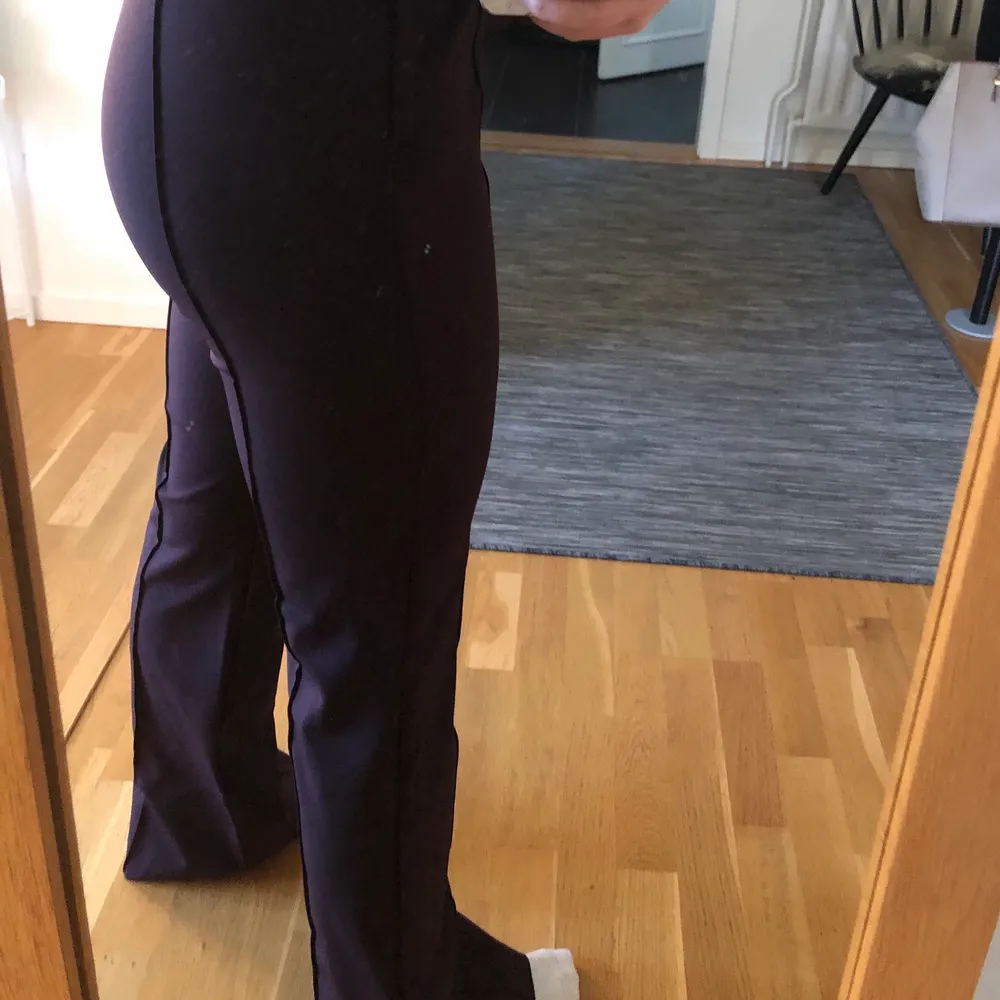 Ett par mörklila kostymbyxor med fina detaljer som sitter helt perfekt✨ Jag är 168cm för referens och de går precis ner till golvet🤍 . Jeans & Byxor.