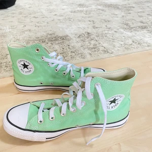 Höga pastell gröna converse storlek 39 - Endast andvända ett få tal gånger, köparen står för frakten ✨