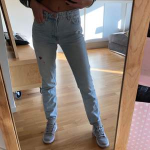 Supersnygga boyfriend jeans från zara. Väldigt ljus blå färg💕 Oanvända och i nyskick! Strl 34 Nypris: ca 400 kr 