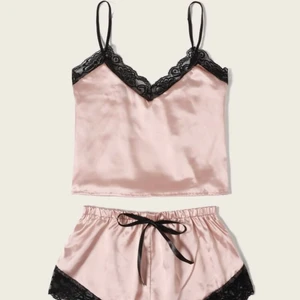 Pyjamasset  - Säljer detta superfina rosa pyjamasset i satin. Storlek S men det är ganska tajt så skulle säga Xs. Köparen står för frakt!💕