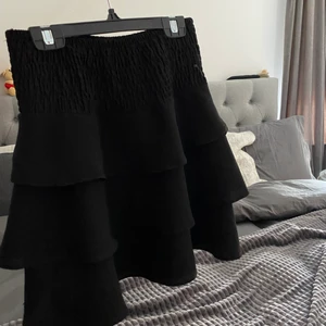 Volangkjol - Jättesöt och användbar volangkjol från veromoda (köpt på nelly.com) i svart🖤 väldigt bra skick då den är ganska sparsamt använd!! Passar till typ allt - året om!! Nypris cirka 300kr🖤