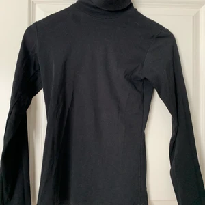 svart polo - en svart polo tröja från åhléns 