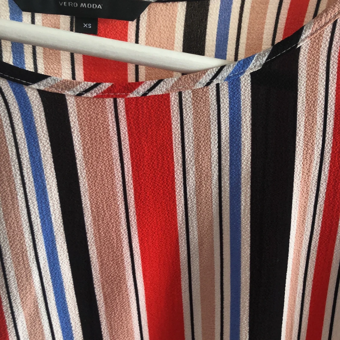 Randig kortärmad blus.  - 90