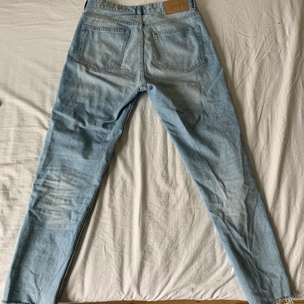 Ett par jeans från &Denim. Köpte de på second hand för ca 1 år sedan. Som ni ser på tredje bilden så skulle de egentligen inte säljas💕. Jeans & Byxor.