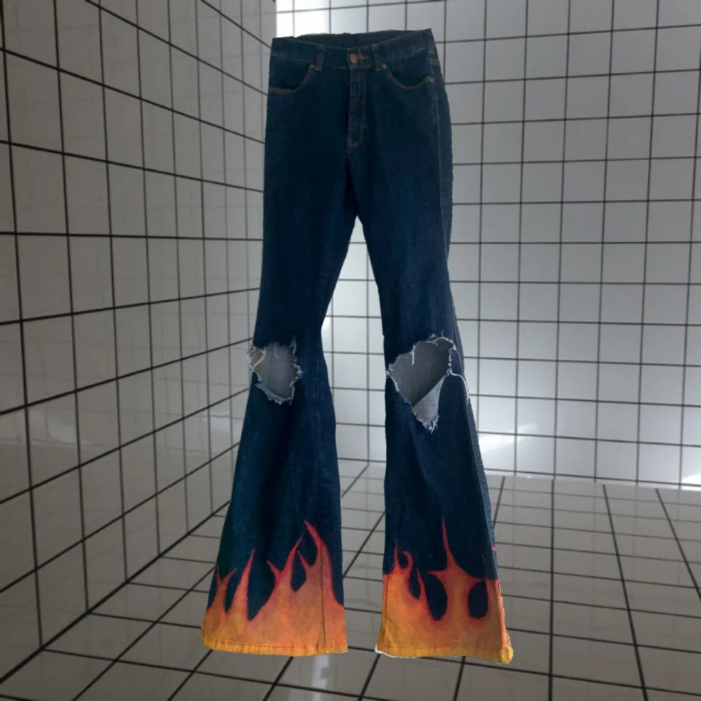 Assssnygga flare jeans med hål.🔥 Jag har målat de själv med textilfärg. Superbra skick och i stretch!❤️🔥. Jeans & Byxor.