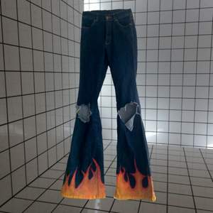 Assssnygga flare jeans med hål.🔥 Jag har målat de själv med textilfärg. Superbra skick och i stretch!❤️🔥