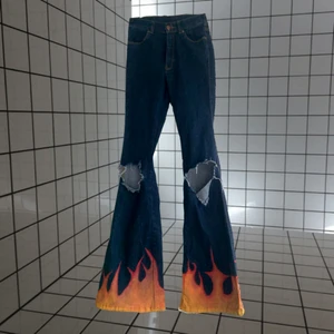 Eld jeans - Assssnygga flare jeans med hål.🔥 Jag har målat de själv med textilfärg. Superbra skick och i stretch!❤️🔥