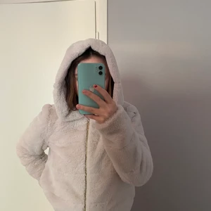 Only Jacka - Jätte fin jacka som är väldigt mysig, helt oanvänd. Den är i jätte bra skick, jag har köpt den här jackan för ca 1 år sen men inte riktigt känt att den passade mig. Ny pris var 600kr Köparen står för frakten.