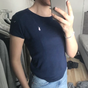 Ralph lauren T-shirt  - Mörkblå Ralph lauren t-shirt, ser ny ut😊💗