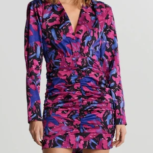 Klänning  - Tjo! Nu säljer jag den här klänningen för 150kr!!! Inklusive frakt🥳💕💕💞💞 