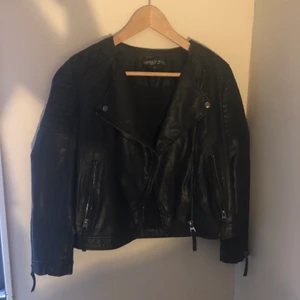 Skinnjacka  - En super snygg skinnjacka från topshop som tyvärr har blivit för liten för mig. Skinnjackan har guldiga detaljer och är köpt för 2 år sedan. Köparen står för frakten :)