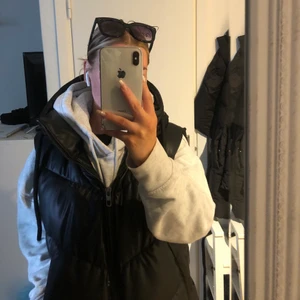 Zara väst - Skit fin väst från Zara, säljer pga. inte min stil. Nästan oanvänd och bara nån månad gammal.  frakt tillkommer 💞 