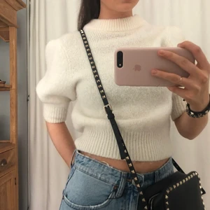 Stickad t-shirt &other stories - Jättefin vit stickad t-shirt från &other stories. Kommer tyvärr inte till användning längre och därför säljer jag den. Använd ca 2 gånger. Lite ballongärmar och sitter åt lite i midjan. Jättefin krage. Köpt för 600kr🌸🌸🌸