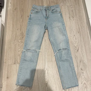 Ljusa jeans - Fina ljusa jeans till sommaren eller de vill säga till varan. Är i bra skick, har använt 2 till 3 gånger eftersom de är för korta. Säljer de för 150kr. Pris kan diskuteras💕. Stolek 32.