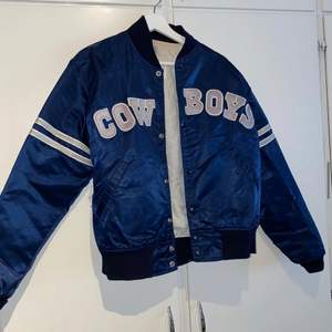 köpt på secondhand butik, hade redan skador( vänster arm och insida på nacken) oldschool bomberjacka. Fler bilder samt video finns på bloppisen mayysbloppis@ig